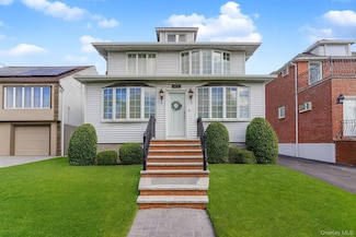 15633 100th St, Howard Beach, NY 11414