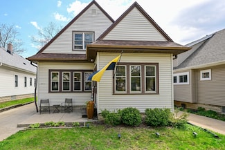5613 W Notre Dame Ct, Milwaukee, WI 53208