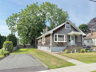 65 Hedge St, Fairhaven, MA 02719