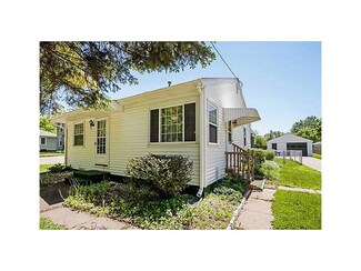 1047 33rd St NE, Cedar Rapids, IA 52402