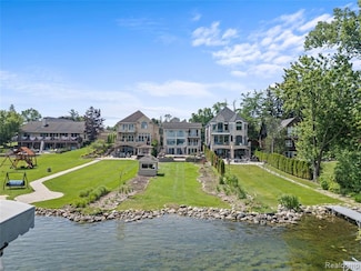 2380 Walnut Lake Rd, West Bloomfield, MI 48323