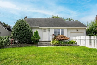 391 31st St, Lindenhurst, NY 11757