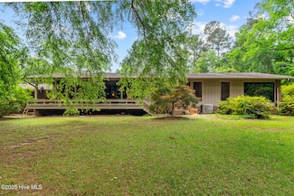 147 Mcmillan Ave, Wallace, NC 28466