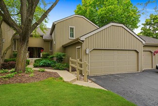 910 Oak Hill Rd Unit 910, Lake Barrington, IL 60010