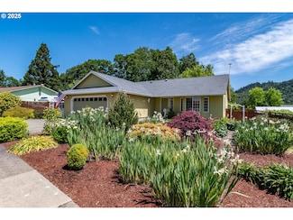 615 SE Parkway Dr, Winston, OR 97496