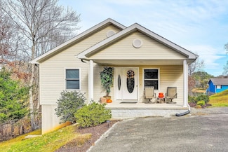 304 Hilltop Dr, Huddleston, VA 24104