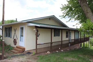 631 N 1st St, Harpers Ferry, IA 52146