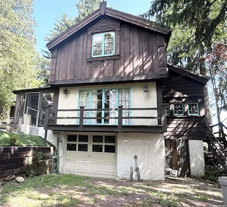329 Forest Rd, Little Neck, NY 11363