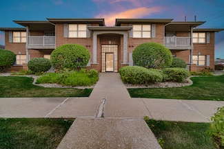 9802 Wildwood Cir Unit 1A, Munster, IN 46321