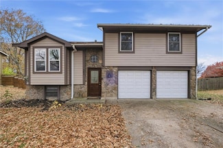 302 SE Flagstone Dr, Lees Summit, MO 64063
