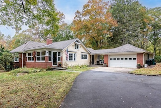 137 Rocky Hill Rd, North Scituate, RI 02857