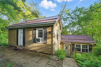627 Seminary Ave, Oakdale, PA 15071