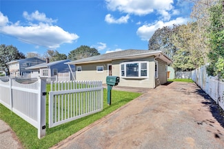 34 Croydon Rd, Amityville, NY 11701