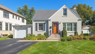 115 Indian Dr, Clarendon Hills, IL 60514