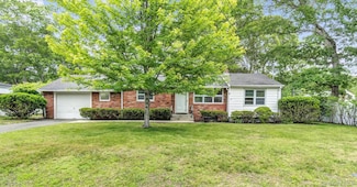 4 Holiday Ct, Hampton Bays, NY 11946