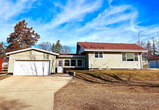 1049 W Cherry St, Lancaster, WI 53813