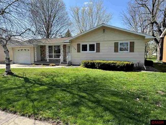 1526 Oakwood Ave, New Ulm, MN 56073