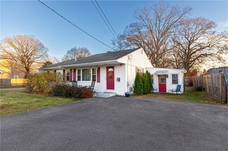 14 Glenrose Dr, Riverside, RI 02915
