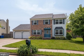 4 Stratford La, Mount Laurel, NJ 08054