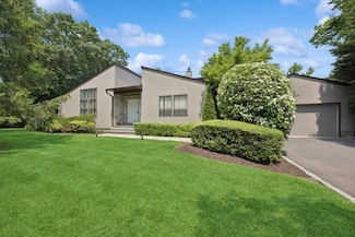 15 Augusta Ln, Manhasset, NY 11030