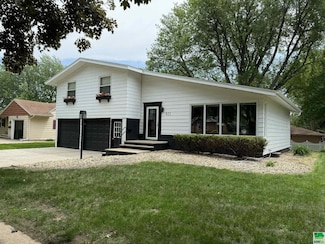 921 4th St NE, Sibley, IA 51249