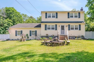 20 Wainwright St, Ronkonkoma, NY 11779