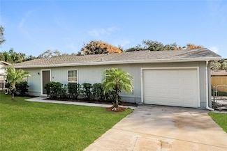 5918 Crews Lake Rd, Lakeland, FL 33812