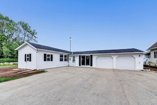 6132 N Bayshore Rd, Oconto, WI 54153