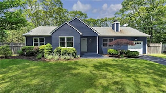 4 Bay View Dr, Hampton Bays, NY 11946
