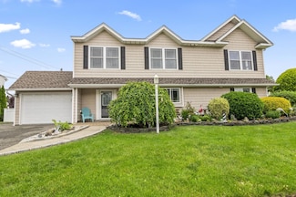79 Beech Ln, Hicksville, NY 11801