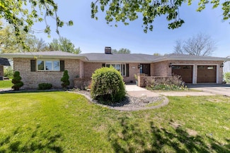 16428 Country Club Dr, Peosta, IA 52068
