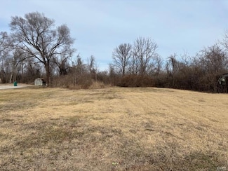 113 Edwards St, East Saint Louis, IL 62206