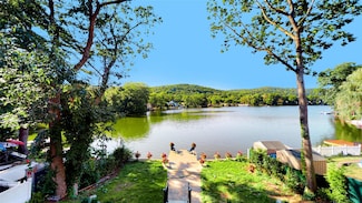 37 Lakeshore Dr, Oakland, NJ 07436