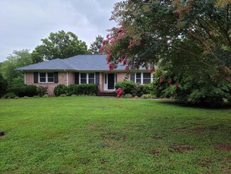 37 Chase St, Kilmarnock, VA 22482