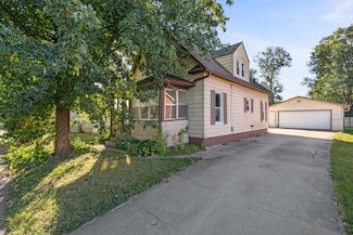 2329 Maple St, Des Moines, IA 50317