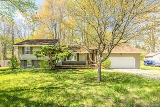 2527 Oakwood Dr, Port Huron, MI 48060