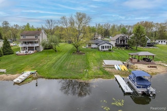 10122 Walnut Shores Dr, Fenton, MI 48430