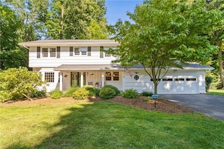16 Oakwood Ln, Fairport, NY 14450