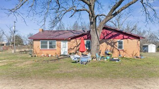 9050 N State Line Rd, Maysville, AR 72747