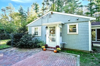 306 Holmes St, Halifax, MA 02338