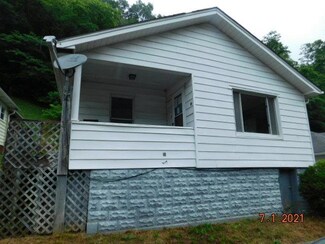 111 Walnut St, Man, WV 25635