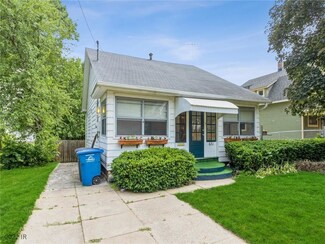 631 38th St, Des Moines, IA 50312