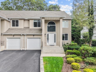 22 Stone Gate Ct, Smithtown, NY 11787