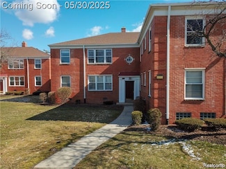 21519 Kingsville St, Harper Woods, MI 48225
