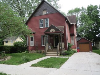 304 W Chamberlin St, Dixon, IL 61021
