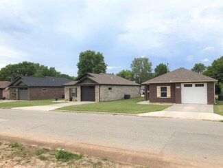 725 W 13th St, Webb City, MO 64870