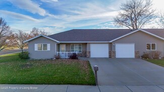 327 5th St SW, Dickinson, ND 58601