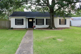 716 E Miller St, Angleton, TX 77515