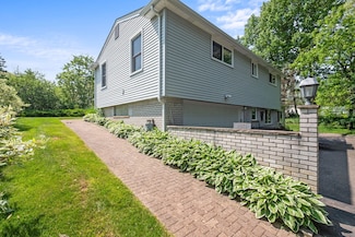 47055 S Chigwidden Dr, Northville, MI 48167