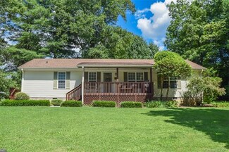 26 Horseshoe Dr, Hendersonville, NC 28791